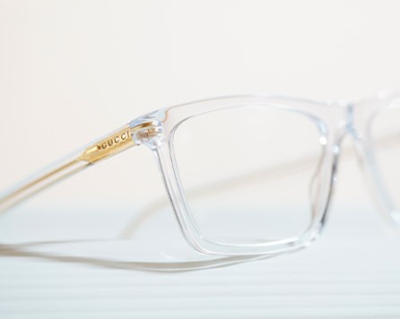 Hygiène : comment bien nettoyer ses lunettes de vue et éviter les traces  sur les verres ? - Voici